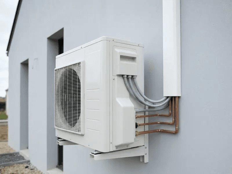 Pompe à chaleur air/eau installée, équipement performant de rénovation énergétique