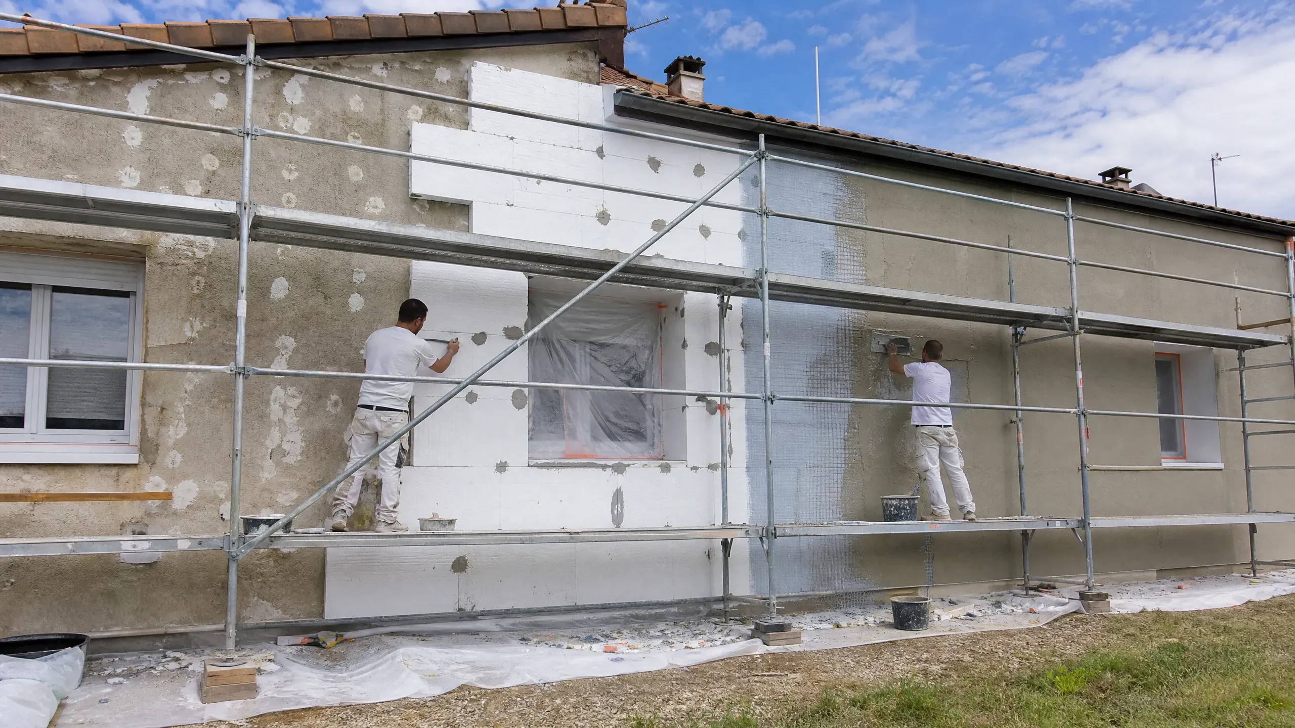 Isolation thermique par l'extérieur ITE, chantier avec pose des panneaux isolants