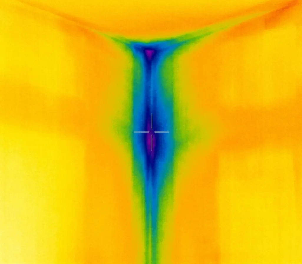 Pont thermique, thermographie infrarouge montrant la déperdition à l'angle des murs